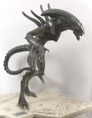 "Alien vs Predator—Limited Edition Character Replica"